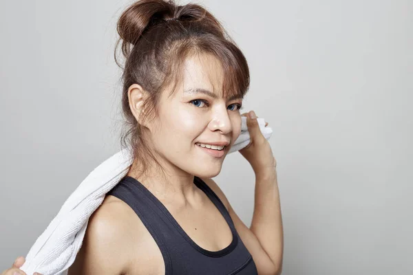 Havlu Boynundaki Beyaz Arka Plan Üzerinde Tutan Spor Asya Kadın — Stok fotoğraf