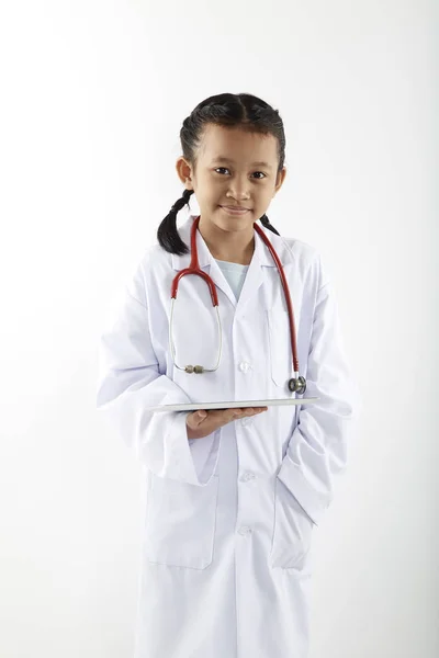 Linda Niña Asiática Traje Médico Con Estetoscopio Tableta Sonriendo Mirando — Foto de Stock