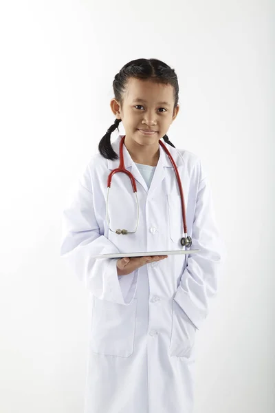 Carino Asiatica Bambina Costume Medico Con Stetoscopio Tablet Sorridente Guardando — Foto Stock