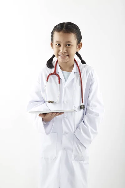 Carino Asiatica Bambina Costume Medico Con Stetoscopio Tablet Sorridente Guardando — Foto Stock