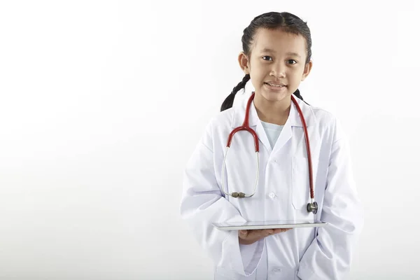 Carino Asiatica Bambina Costume Medico Con Stetoscopio Tablet Sorridente Guardando — Foto Stock