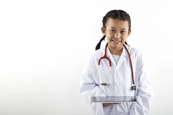 Linda Niña Asiática Traje Médico Con Estetoscopio Tableta Sonriendo Mirando — Foto de Stock