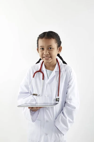 Улыбающийся Мальчик Медицинской Форме Играет Стетоскопом Изолированным Белом Фоне — стоковое фото