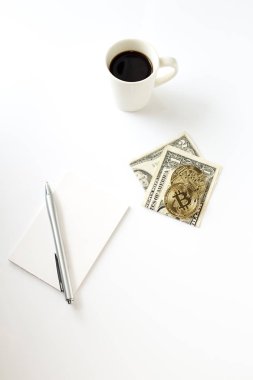 Beyaz masa bitcoin ve kahve Kupası ile çalışma alanı. Mali kavramı