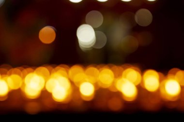 Birçok yanan mumlar bir kilisede mumlar ile sığ derinlik-in tarla,