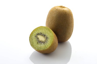 Tam kivi meyvesi ve dilimlenmiş beyaz arka plan bölümleri.