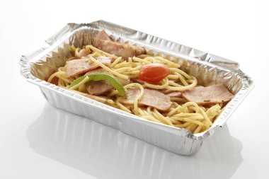 Spagetti folyo kutusu gıda dağıtım tablosu beyaz arka plan üzerinde