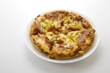Ananas ile bütün Hawai pizza ve beyaz arka plan ham