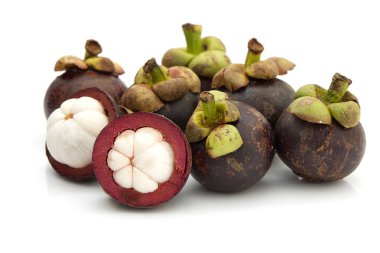 tropikal meyve bütün mangosten ve yarısı beyaz zemin üzerine başka bir kesim