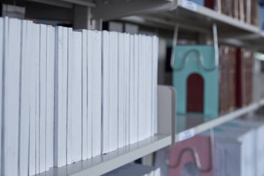 Kütüphane odasında başa okul kavramı eğitim arka plan bulanık bookshelf