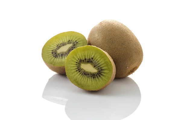 Ganze Kiwi Früchte Und Seine Aufgeschnittenen Segmente Auf Weißem Hintergrund — Stockfoto