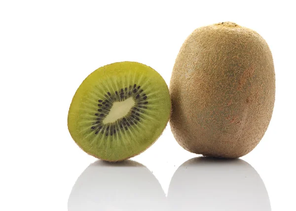 Ganze Kiwi Früchte Und Seine Aufgeschnittenen Segmente Auf Weißem Hintergrund — Stockfoto