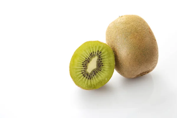 Ganze Kiwi Früchte Und Seine Aufgeschnittenen Segmente Auf Weißem Hintergrund — Stockfoto