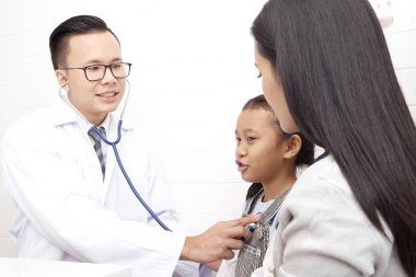 Asya adam doktor genç çocuk ve annesi önleme ve Sağlık Hizmetleri kavramları