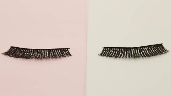 Ресницы на розовой и зеленой бумаге backgorund. минимальная творческая идея
