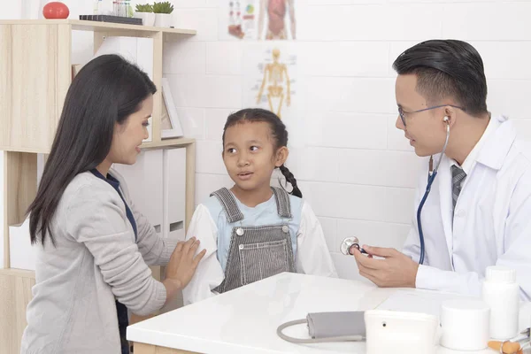 若い子と母の予防と医療の概念に話してアジア男医師 — ストック写真