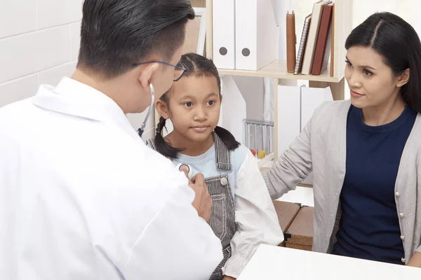 Asian Man Doctor Talking Young Child Mother Prevention Health Care — Stock Photo, Image