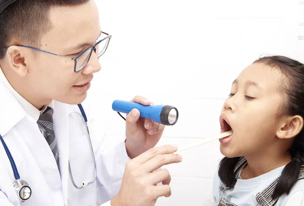 Asiatischer Arzt Gespräch Mit Kleinen Kindern Und Müttern Präventions Und — Stockfoto