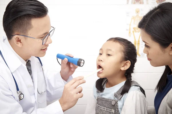 Asian Man Doctor Talking Young Child Mother Prevention Health Care — Stock Photo, Image