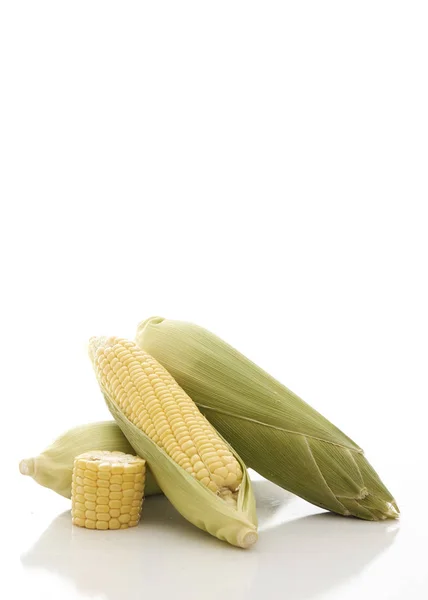 Świeża Kukurydza Tle Biały Stół Zbliżenie — Zdjęcie stockowe