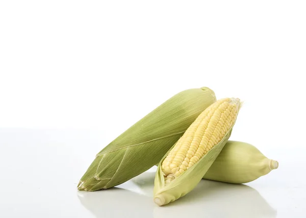 新鲜玉米在白色桌背景 — 图库照片
