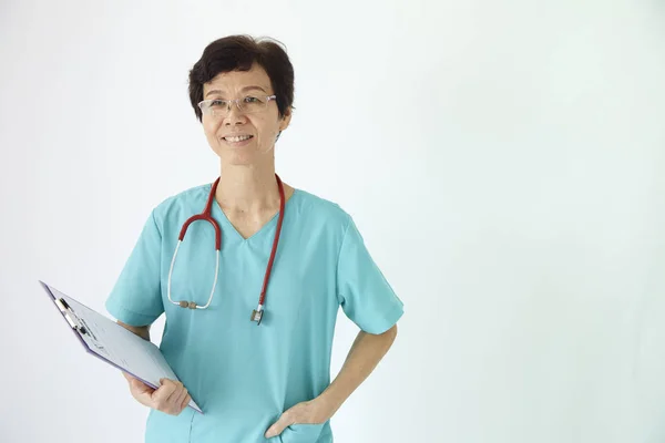 Profissional Médico Com Prancheta Estetoscópio Segurando Fundo Branco — Fotografia de Stock