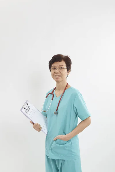 Pano Stetoskop Beyaz Arka Plan Üzerinde Holding Ile Tıbbi Profesyonel — Stok fotoğraf