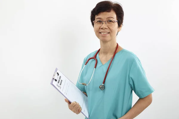 Profissional Médico Com Prancheta Estetoscópio Segurando Fundo Branco — Fotografia de Stock