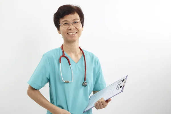 Profissional Médico Com Prancheta Estetoscópio Segurando Fundo Branco — Fotografia de Stock