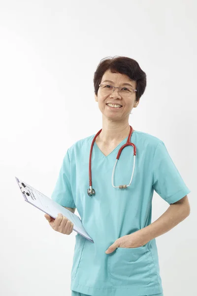 Mediziner Mit Klemmbrett Und Stethoskop Auf Weißem Hintergrund — Stockfoto