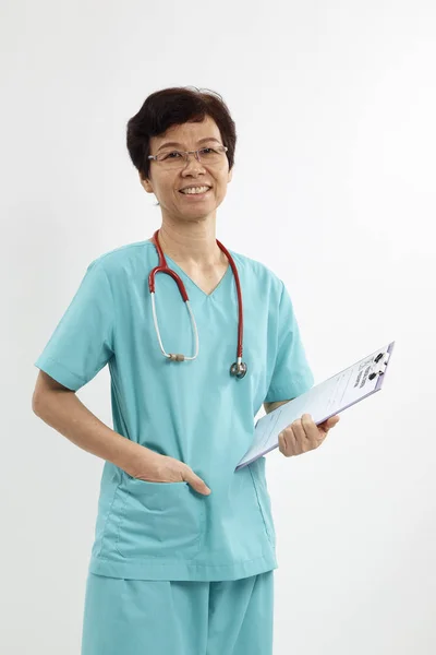 Profissional Médico Com Prancheta Estetoscópio Segurando Fundo Branco — Fotografia de Stock