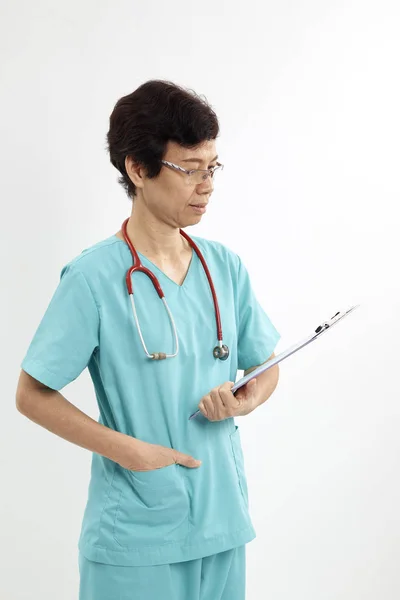 Mediziner Mit Klemmbrett Und Stethoskop Auf Weißem Hintergrund — Stockfoto