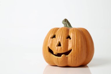 Beyaz arka planda, Halloween kabak Jack-o'-lantern gülümseyerek oyulmuş