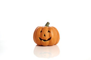 Beyaz arka planda, Halloween kabak Jack-o'-lantern gülümseyerek oyulmuş