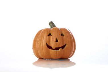 Beyaz arka planda, Halloween kabak Jack-o'-lantern gülümseyerek oyulmuş