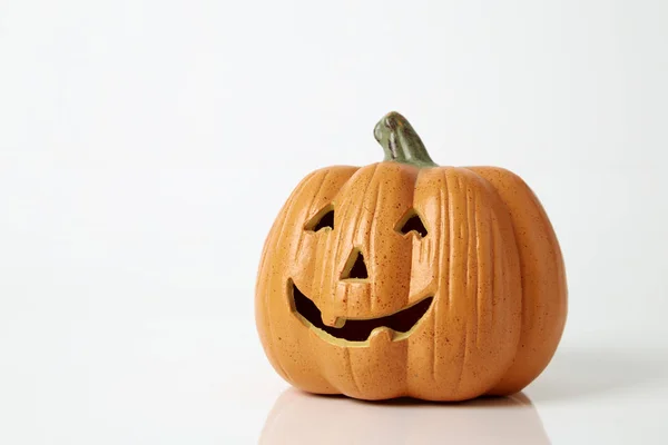 Abóbora Sorridente Esculpida Jack Lanterna Fundo Branco Halloween — Fotografia de Stock