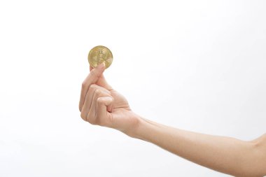 Bitcoin beyaz zemin üzerine, finansal Exchange kavramlar tutan kadın görüntüsünü kırpılmış