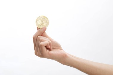 Bitcoin beyaz zemin üzerine, finansal Exchange kavramlar tutan kadın görüntüsünü kırpılmış