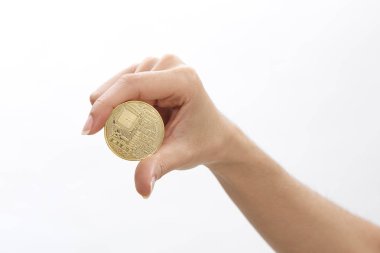 Bitcoin beyaz zemin üzerine, finansal Exchange kavramlar tutan kadın görüntüsünü kırpılmış