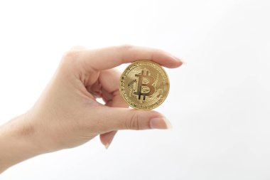Bitcoin beyaz zemin üzerine, finansal Exchange kavramlar tutan kadın görüntüsünü kırpılmış