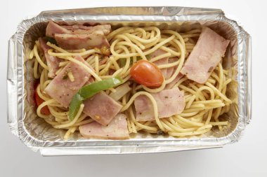 Spagetti folyo kutusu gıda dağıtım tablosu beyaz arka plan üzerinde