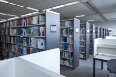 Kütüphane odasında başa okul kavramı eğitim arka plan bulanık bookshelf