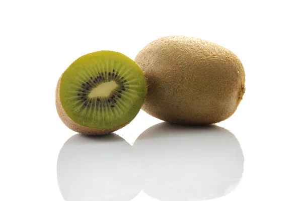 Ganze Kiwi Früchte Und Seine Aufgeschnittenen Segmente Auf Weißem Hintergrund — Stockfoto