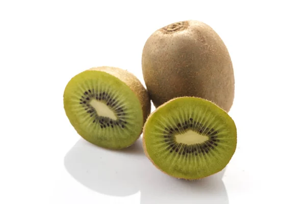 Ganze Kiwi Früchte Und Seine Aufgeschnittenen Segmente Auf Weißem Hintergrund — Stockfoto