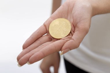 Bitcoin el cryptocurrency kavram beyaz arka plan üzerinde Kapat