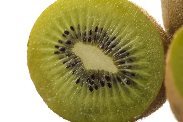 Ganze Kiwi Früchte Und Seine Aufgeschnittenen Segmente Auf Weißem Hintergrund — Stockfoto