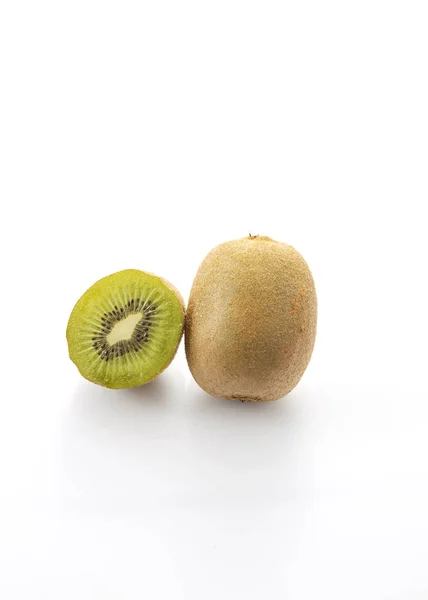 Ganze Kiwi Früchte Und Seine Aufgeschnittenen Segmente Auf Weißem Hintergrund — Stockfoto