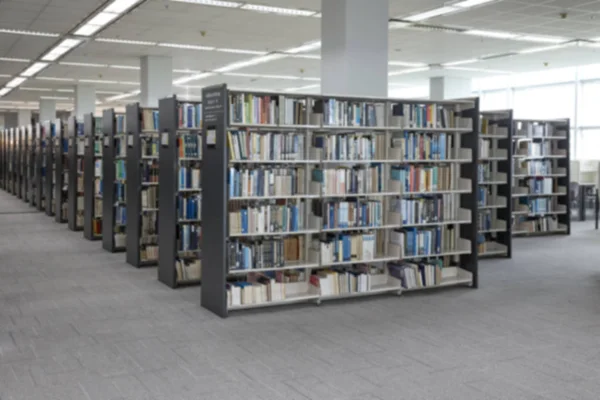 Θολή Ράφι Στην Αίθουσα Βιβλιοθήκης Υπόβαθρο Εκπαίδευσης Πίσω Στο Σχολείο — Φωτογραφία Αρχείου