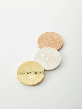 Üç Bitcoins sikkeleri üzerinde beyaz arka plan, stüdyo vurdu