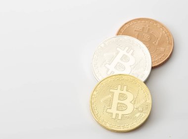 Üç Bitcoins sikkeleri üzerinde beyaz arka plan, stüdyo vurdu